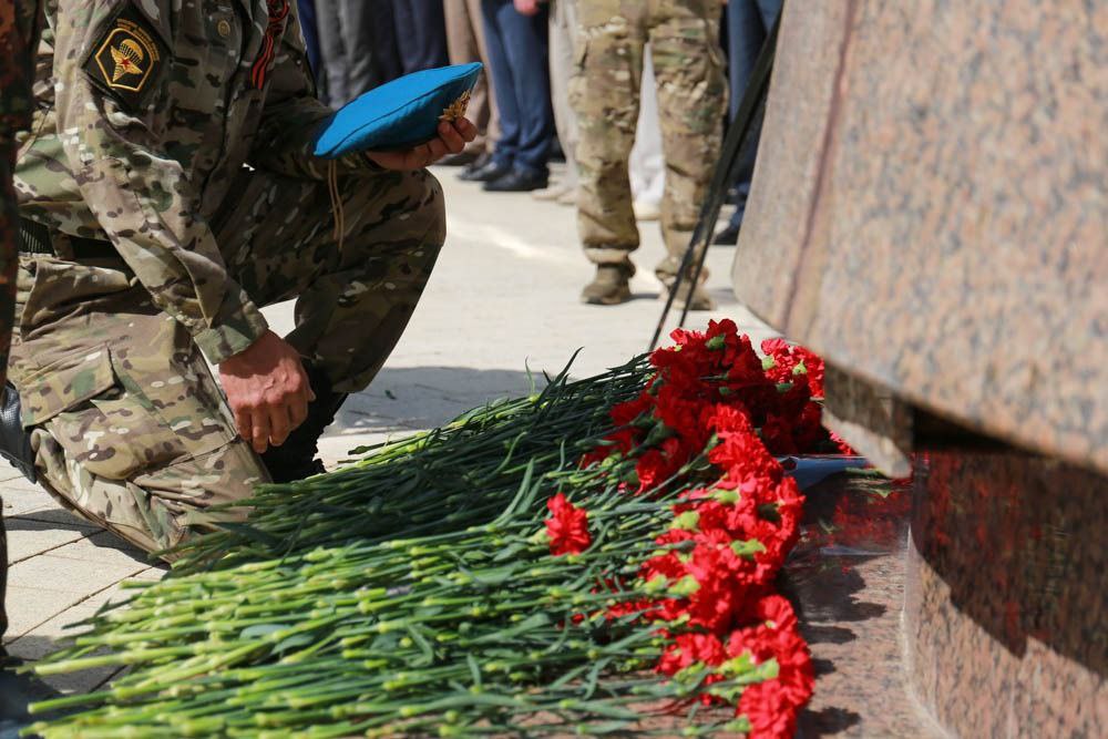 Траурную панихиду в память о погибших воинах провели у монумента «Воронеж – Родина ВДВ»