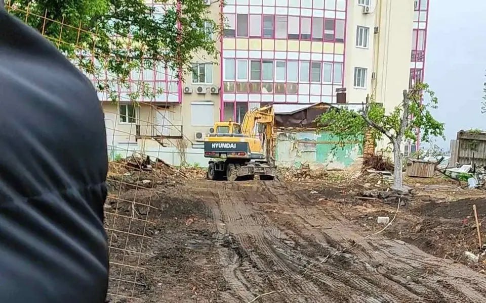Таинственный подрядчик все же строит дом без разрешения властей в центре Воронежа?