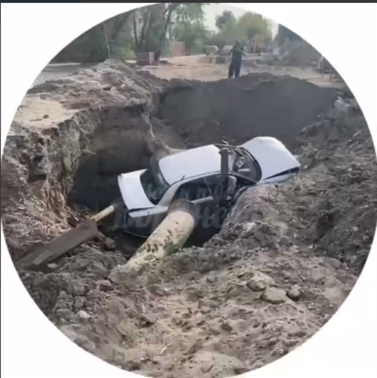 Автомобиль провалился в яму в Воронеже