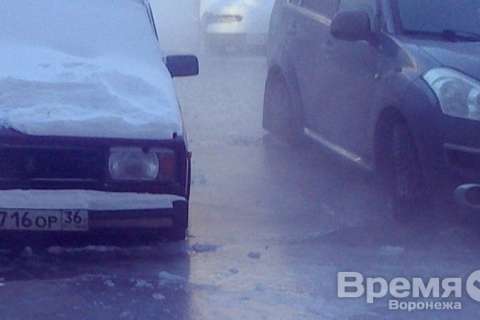 Из-за утечки на водопроводе «РВК-Воронеж» легковушки вмерзли в лёд