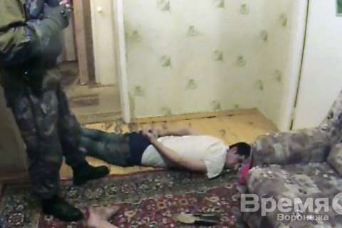 В Воронеже торговец героином, убегая от наркополицейских, выпрыгнул со второго этажа