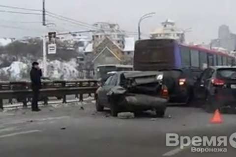 В Воронеже столкнулись сразу девять автомобилей, в том числе пассажирский автобус