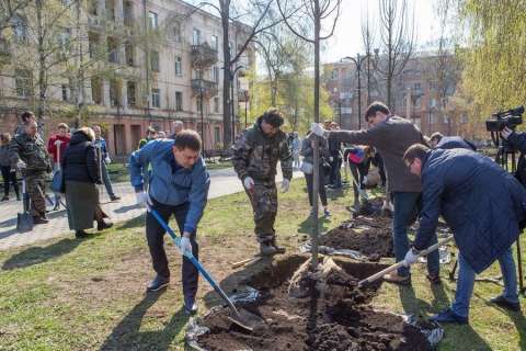 В Воронеже к 25-летию регионального парламента создали «Депутатскую аллею»