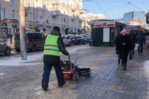 Вадим Кстенин отметил работу коммунальщиков в первые снежные выходные на «троечку»