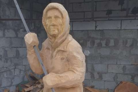 В Воронеже ко Дню Победы изготовят скульптуру бабушки с красным флагом из украинской деревни