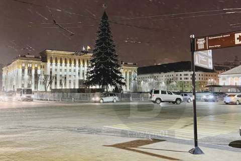 На площади Ленина в Воронеже завершили установку новогодней ели