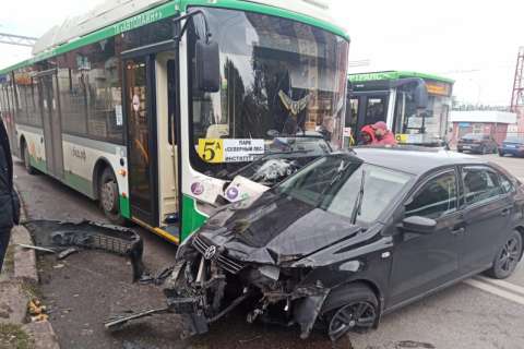 В ДТП с автобусом в Воронеже пострадала 38-летняя пассажирка