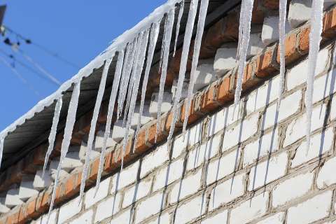 В Воронеже лед рухнул на прохожего с дома управляющей компании «Семья»