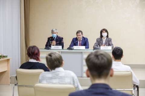 Юным воронежцам торжественно вручили паспорта в Воронежской областной Думе