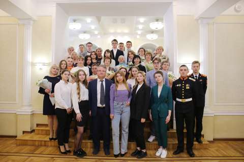 Вадим Кстенин поздравил воронежских учеников с окончанием школы