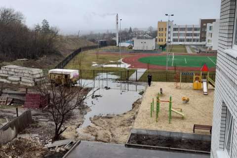 Стадион новой школы за 660 млн рублей в Семилукском районе залила канализация