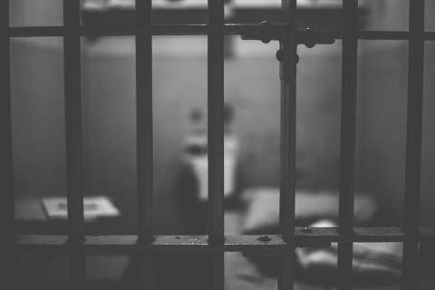 Двум воронежским полицейским дали по три года тюрьмы за мучение студентов нашатырем