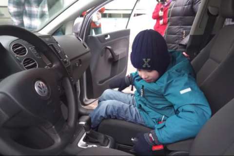 Популярный московский блогер подарил иномарку матери ребенка-инвалида из Воронежа