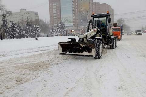 Бороться со снегом в Воронеже привлекли технику от Военно-воздушной академии