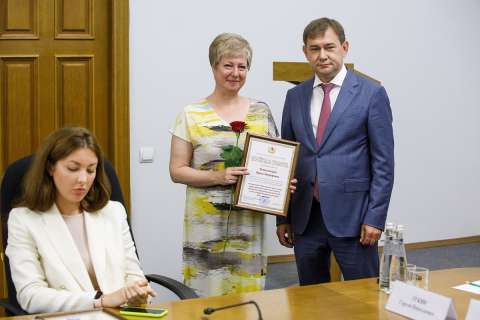 Председатель Воронежской областной Думы наградил работников строительной отрасли