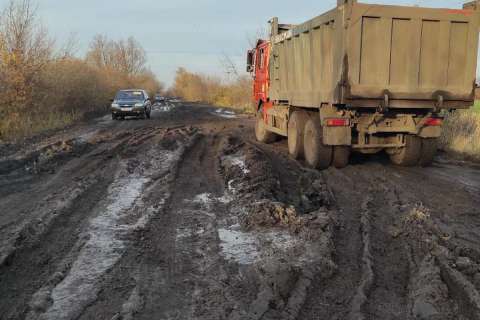 Дорога в село Панинского района утонула в грязи