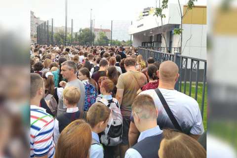 Опубликовано видео массивной давки на входе в новую школу в Воронеже