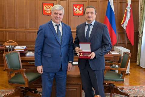 Глава региона наградил воронежского депутат Сергея Чижова почетным знаком за профессионализм 