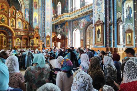 К Казанской иконе Божией Матери второй день не иссякают очереди в Воронеже: фоторепортаж 