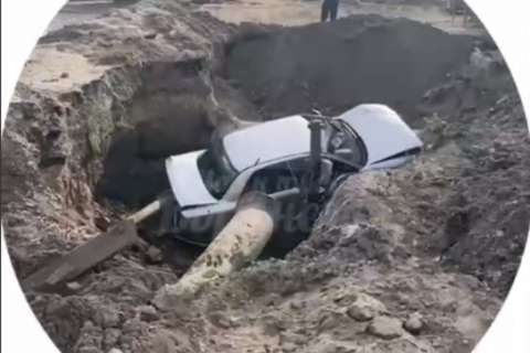 Автомобиль провалился в яму в Воронеже