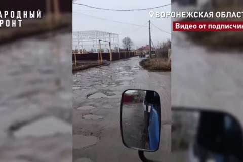 Жители Новой Усмани засыпают ямы на дороге битой плиткой 