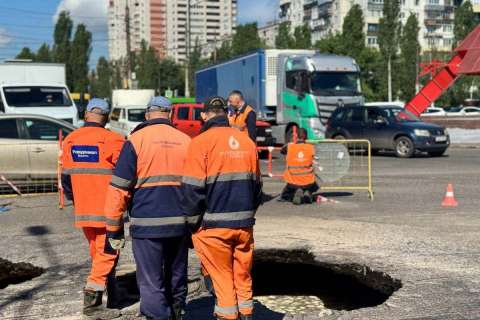 Коммунальную аварию у Памятника Славы оперативно устраняют