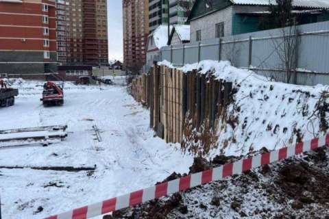 Застройщик нарушал правила строительства в Воронеже, создавая опасность для соседей