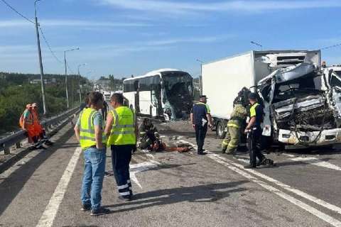 В ДТП с автобусом и 2 грузовиками под Воронежем пострадали 14 человек
