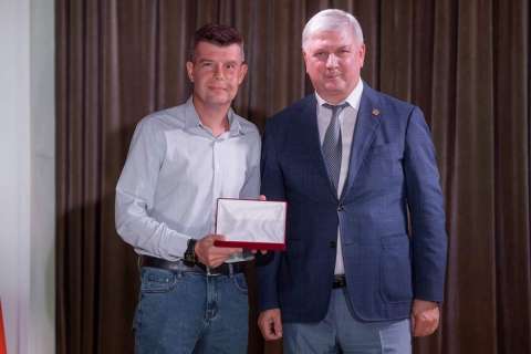 Губернатор Александр Гусев вручил государственные награды в воронежской усадьбе