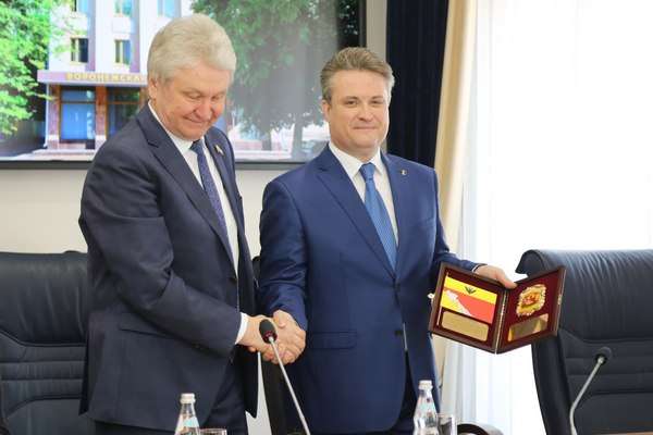 Мэр Вадим Кстенин напомнил о воронежском хэштеге Алексея Гордеева Мэр Вадим Кстенин напомнил о воронежском хэштеге Алексея Гордеева