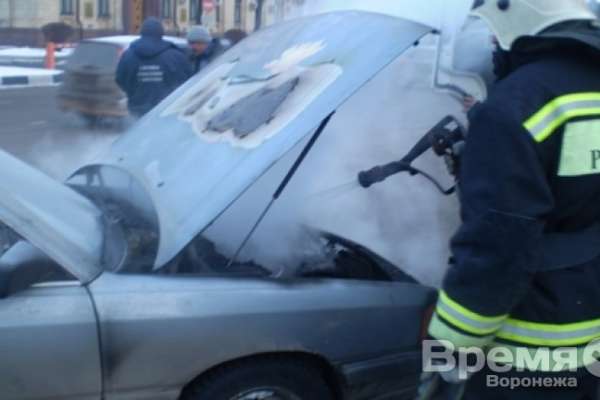 В Воронеже у здания облправительства вспыхнула легковушка В Воронеже у здания облправительства вспыхнула легковушка