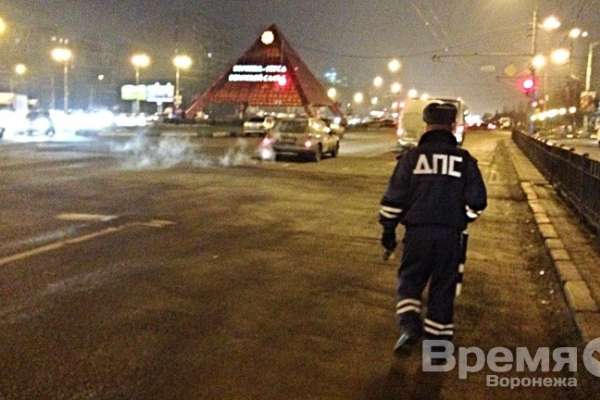 Гаишники дежурят в «часы пик» около бывших остановок на Памятнике Славы Гаишники дежурят в «часы пик» около бывших остановок на Памятнике Славы