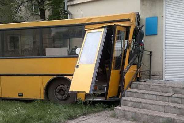 Автобус врезался в жилой дом в центре Воронежа Автобус врезался в жилой дом в центре Воронежа