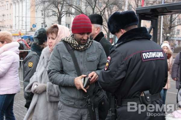 На улицах Воронежа и на въезде в город полицейские стали чаще проверять паспорта На улицах Воронежа и на въезде в город полицейские стали чаще проверять паспорта