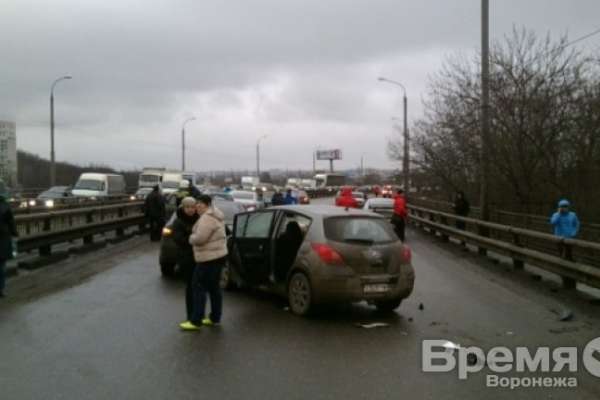 В Воронеже на мосту столкнулись почти три десятка машин: один человек пострадал В Воронеже на мосту столкнулись почти три десятка машин: один человек пострадал