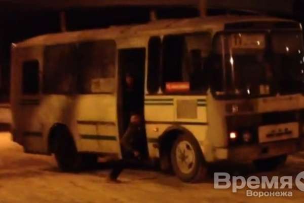 В Воронеже водитель маршрутки с пассажирами удивил зевак дрифтом по скользкой дороге В Воронеже водитель маршрутки с пассажирами удивил зевак дрифтом по скользкой дороге