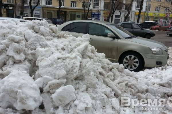 Для расчистки дорог в ночь задействовали практически всю технику, имеющуюся в Воронеже Для расчистки дорог в ночь задействовали практически всю технику, имеющуюся в Воронеже