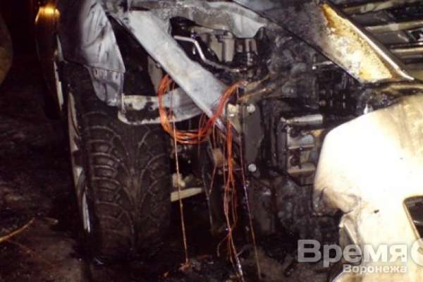 За ночь в Воронеже сгорели две иномарки За ночь в Воронеже сгорели две иномарки