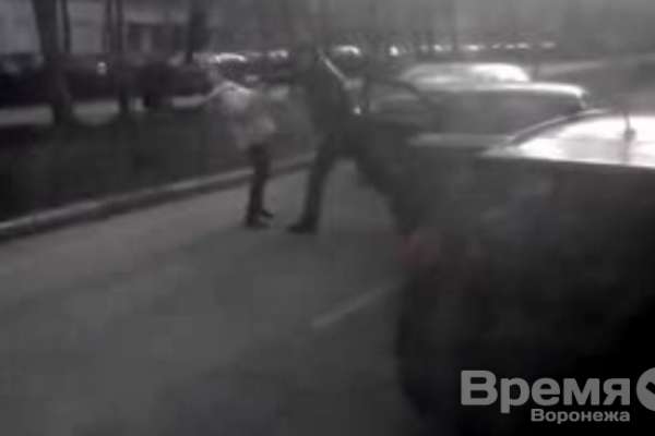 В центре Воронежа женщину-водителя избили, отобрав ключи от автомобиля В центре Воронежа женщину-водителя избили, отобрав ключи от автомобиля