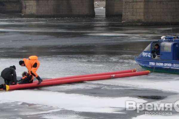 В Воронеже молодой человек решил перейти водохранилище, но провалился под лёд В Воронеже молодой человек решил перейти водохранилище, но провалился под лёд
