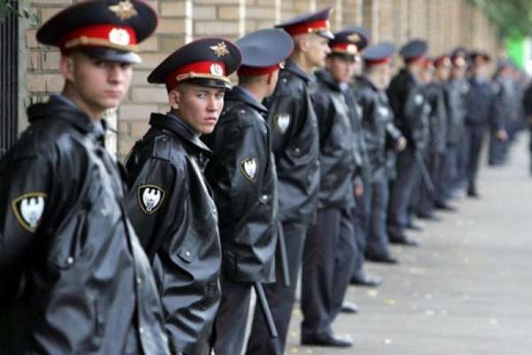 За последними звонками в Воронеже проследят 3 тыс. полицейских За последними звонками в Воронеже проследят 3 тыс. полицейских