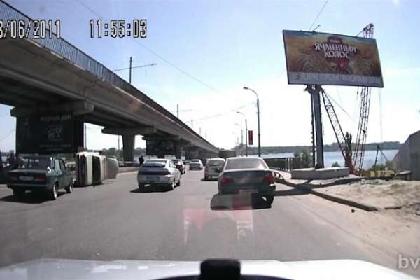 На Северном мосту перевернулась «Волга» На Северном мосту перевернулась «Волга»