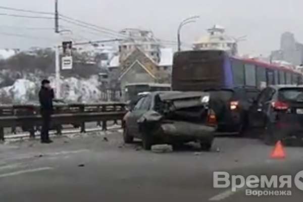 В Воронеже столкнулись сразу девять автомобилей, в том числе пассажирский автобус В Воронеже столкнулись сразу девять автомобилей, в том числе пассажирский автобус