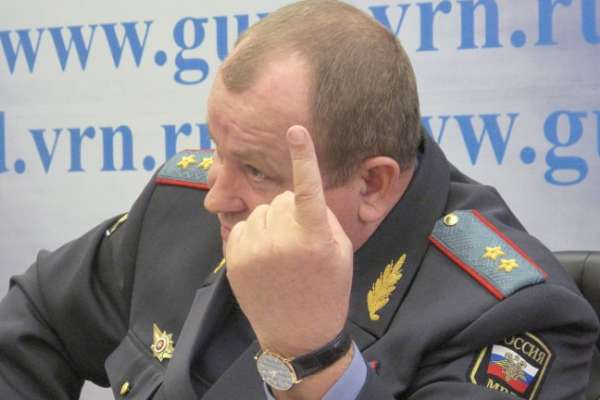 Александр Сысоев пообещал уволить писающего полицейского Александр Сысоев пообещал уволить писающего полицейского