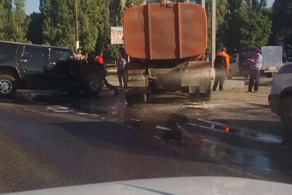 В Воронеже Hummer c номерами ЕКХ протаранил КАМАЗ В Воронеже Hummer c номерами ЕКХ протаранил КАМАЗ
