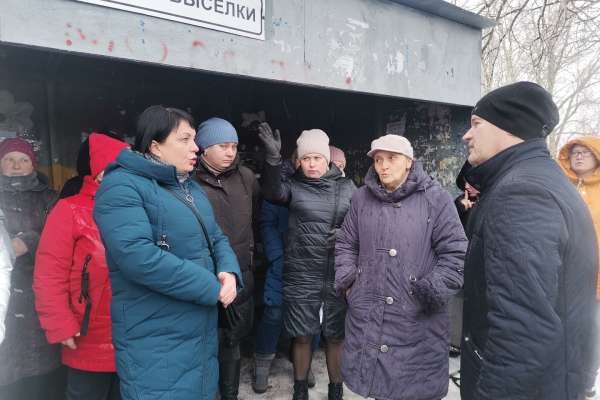 Руководитель народного фронта по Воронежской области встретился с жителями Семилукских Выселок Руководитель народного фронта по Воронежской области встретился с жителями Семилукских Выселок