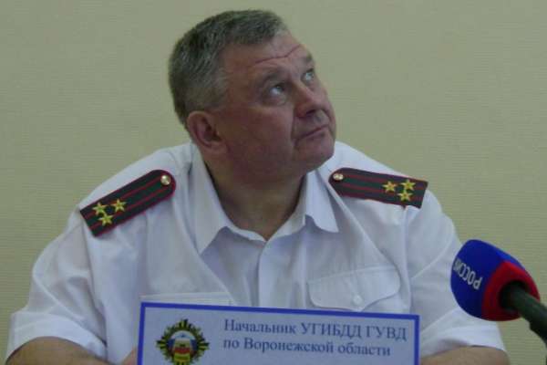 Главный гаишник Воронежской области не признал в писающем полицейском подчиненного Главный гаишник Воронежской области не признал в писающем полицейском подчиненного