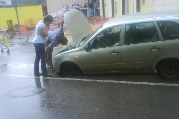 В центре Воронежа легковушка провалилась под асфальт В центре Воронежа легковушка провалилась под асфальт