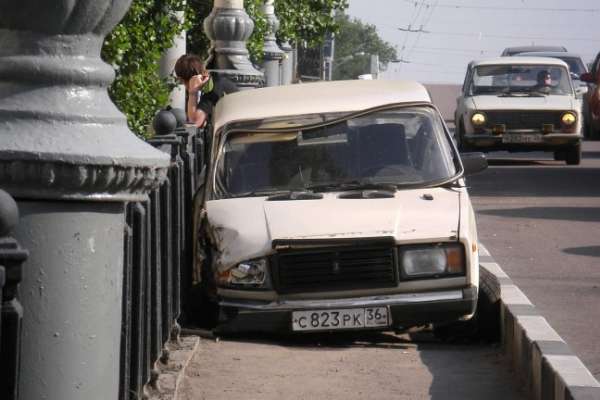 На мосту у Заставы «Жигули» припарковались на тротуаре На мосту у Заставы «Жигули» припарковались на тротуаре