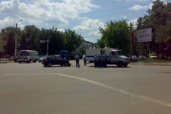В центре Воронежа столкнулись внедорожник и полицейская спецмашина В центре Воронежа столкнулись внедорожник и полицейская спецмашина